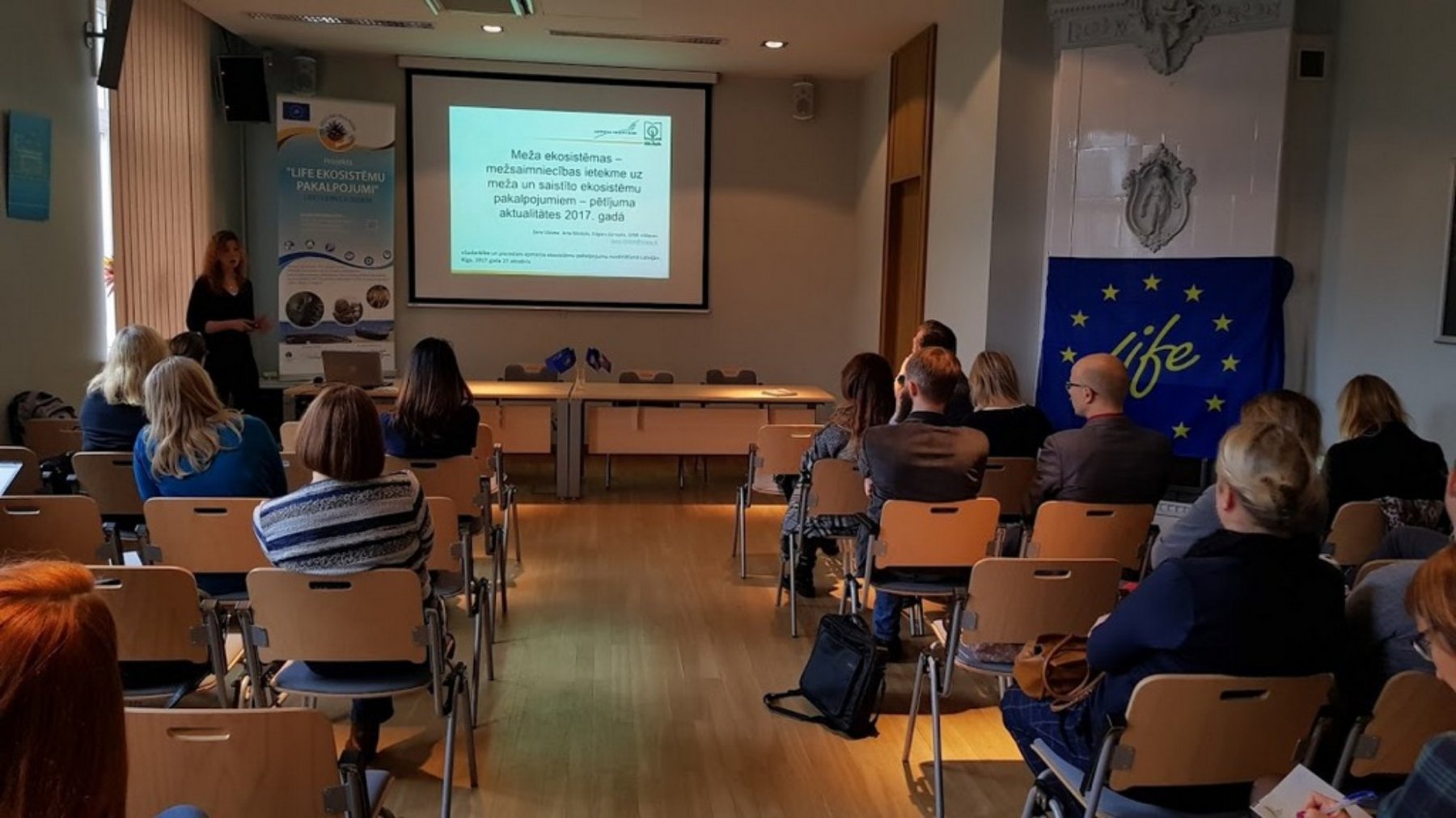 Latvijas valsts mežzinātnes institūta "Silava" pārstāve Z.Lībiete skaidro mežsaimniecības ietekmi uz meža ekosistēmu pakalpojumiem